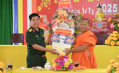 Colonel Nguyen Truong Giang - Head of the Mass Mobilization Department, Political Department of Military Region 9 - wished a happy new year and presented gifts at pagodas. Photo: Phuong Vu