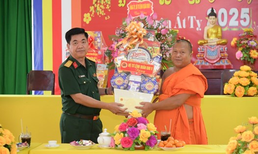 Đại tá Nguyễn Trường Giang - Trưởng phòng Dân vận, Cục Chính trị Quân khu 9 - chúc tết và tặng quà tại các chùa. Ảnh: Phương Vũ