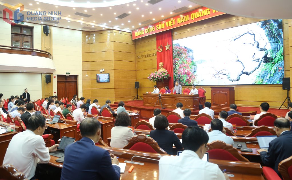 The Standing Committee of the Quang Ninh Provincial Party Committee held a conference to listen to reports on the implementation of the 2-level, non-residential, and non-district-level government model, merging commune-level administrative units on April 8, 2025. Photo: Quang Ninh Media Center