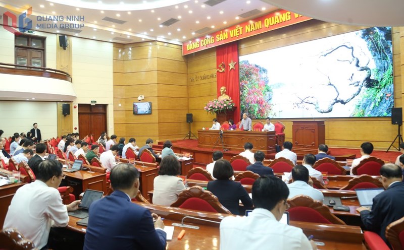 The Standing Committee of the Quang Ninh Provincial Party Committee held a conference to listen to reports on the implementation of the 2-level, non-residential, and non-district-level government model, merging commune-level administrative units on April 8, 2025. Photo: Quang Ninh Media Center