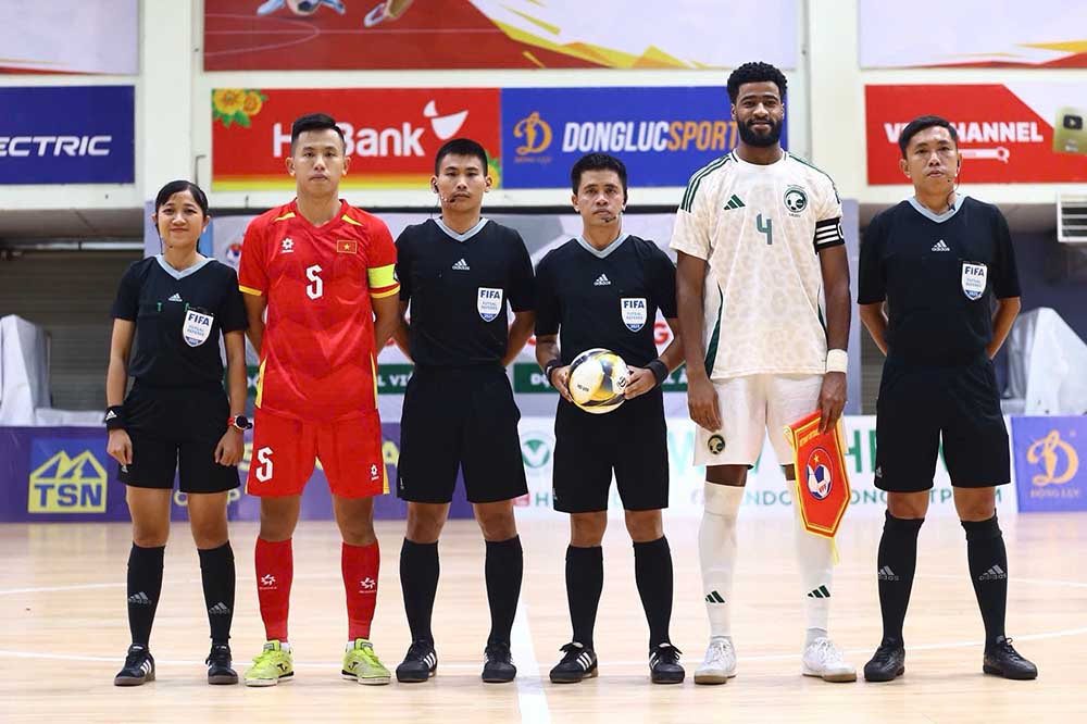Toi 8.4, tai nha thi dau cau lac bo futsal Quan 8 (TPHCM), doi tuyen futsal Viet Nam (ao do) co tran dau gap Saudi Arabia trong tran giao huu quoc te.