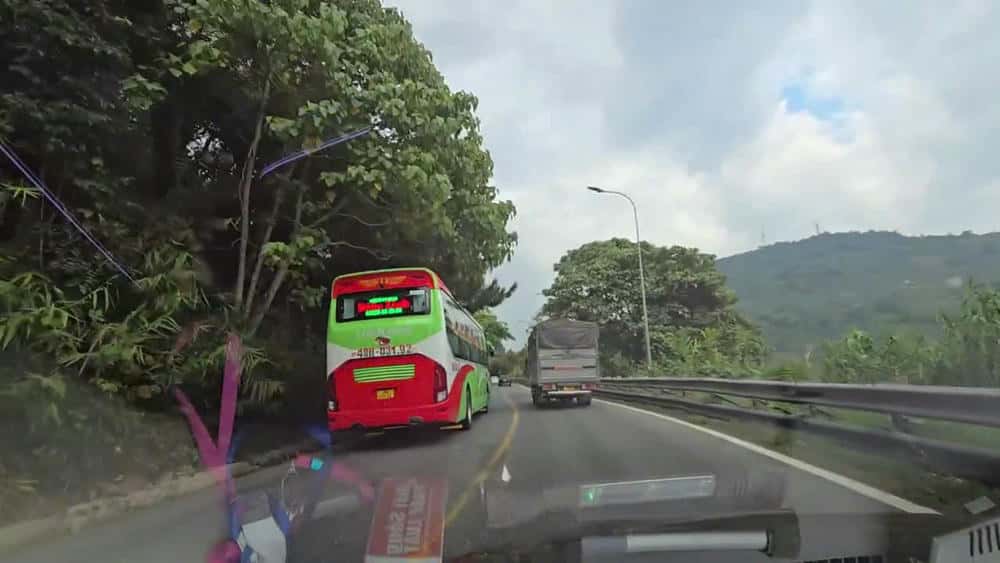 Imagenes de vehiculos de pasajeros que se desvian en el paso Bao Loc, con riesgo de causar un accidente de trafico. Imagen de la lampara roja