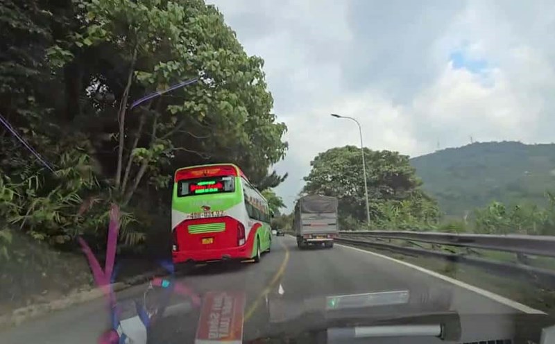 Image of a passenger car recklessly overtaking on Bao Loc Pass at risk of causing a traffic accident. Photo: Lam Hong