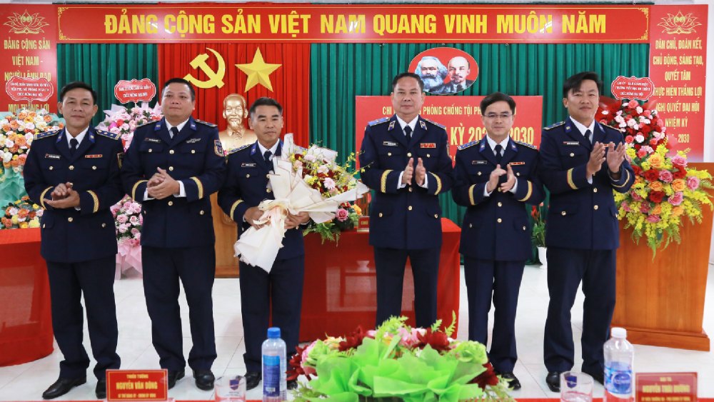 Thieu tuong Nguyen Van Dung, Bi thu Dang uy – Chinh uy Bo Tu lenh Vung tang hoa chuc mung Ban chap hanh Chi bo Phong Phong chong toi pham, vi pham nhiem ky 2025 – 2030. Anh: Duc Thai