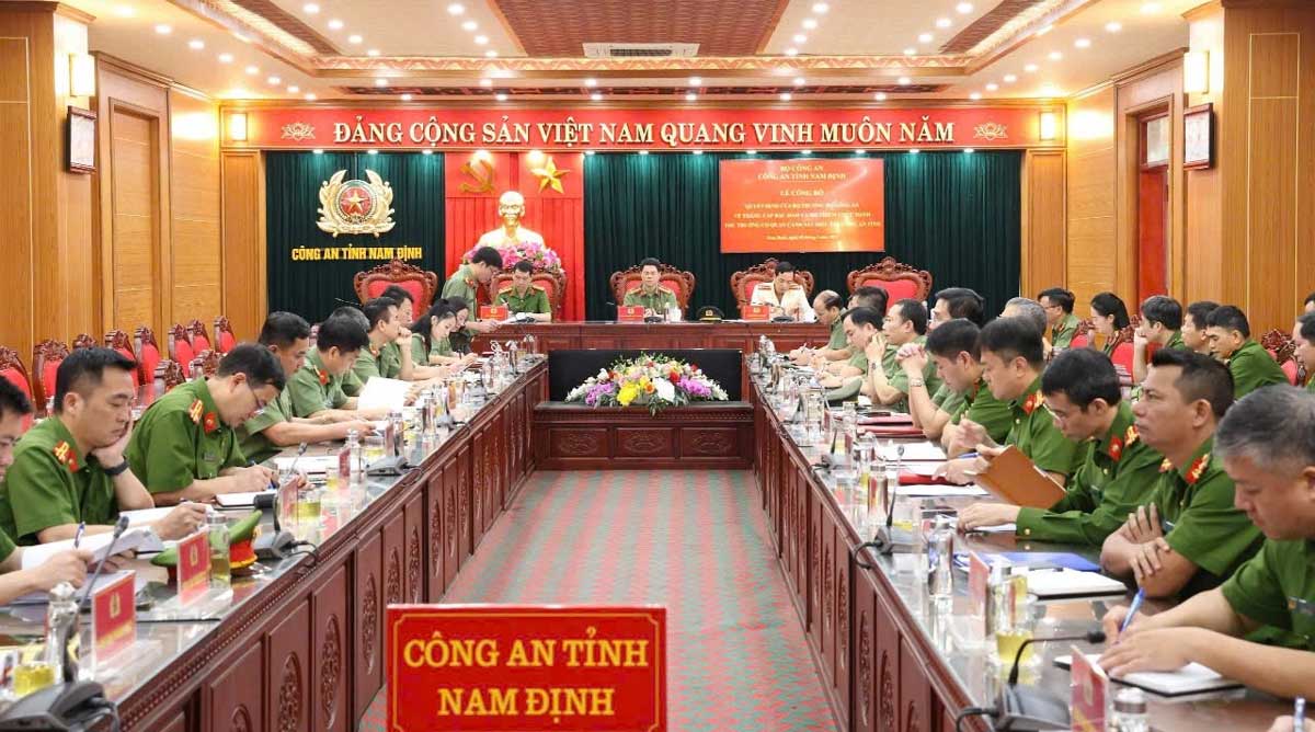 Nam Dinh Provincial Police held a ceremony to announce the decision of the Minister of Public Security on promotion of ranks and appointment of the position of Head of the Provincial Police Investigation Agency. Photo: Nam Dinh Provincial Police