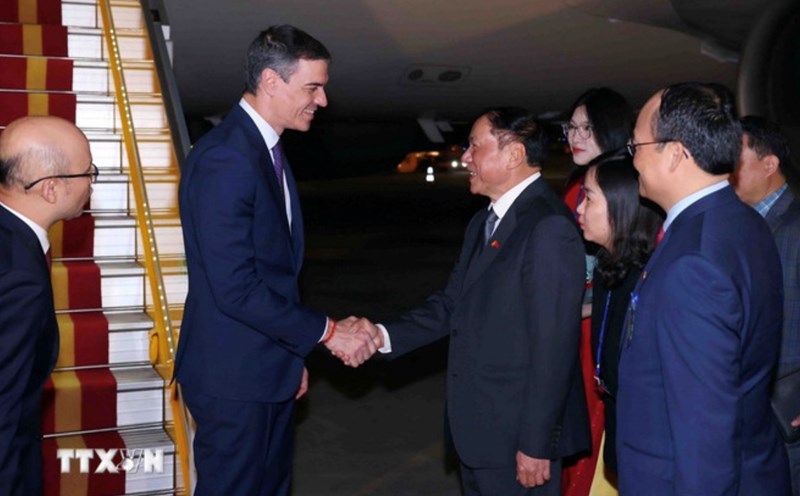 Minister of Culture, Sports and Tourism Nguyen Van Hung welcomed Spanish Prime Minister Pedro Sanchez at Noi Bai International Airport, Hanoi. Photo: VNA