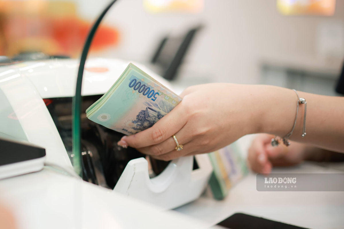 Hanoi City promotes monthly pension and social insurance payments through non-cash payment methods. Photo: Hai Nguyen