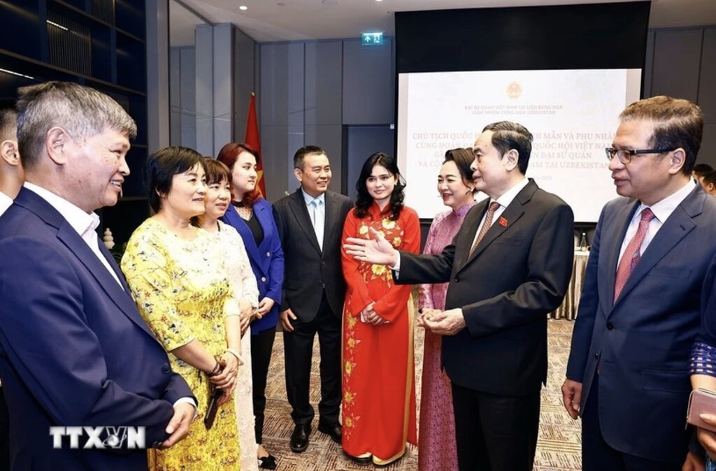 El diputado del Ministerio de Politica, el presidente de la Asamblea Nacional Tran Thanh Minh, conversa con representantes de la comunidad vietnamita en Uzbekistan. Imagen de la pagina web de la organizacion