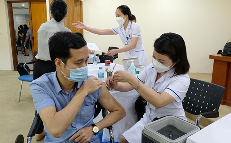 The Ministry of Health is required to urgently propose raising the level of preferential allowances for health workers. Illustrative photo: VGP