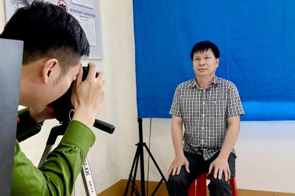 Pho Chau Town Police received documents and took photos to issue and renew driver's licenses to people. Photo: Ha Tinh Police