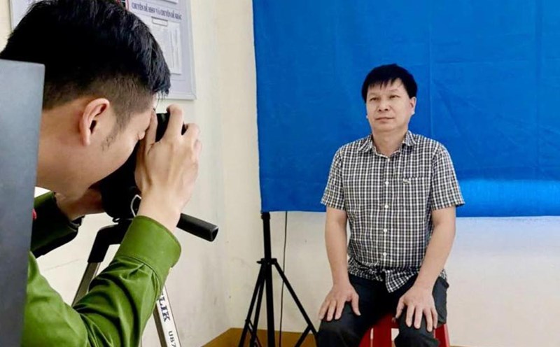 Pho Chau Town Police received documents and took photos to issue and renew driver's licenses to people. Photo: Ha Tinh Police