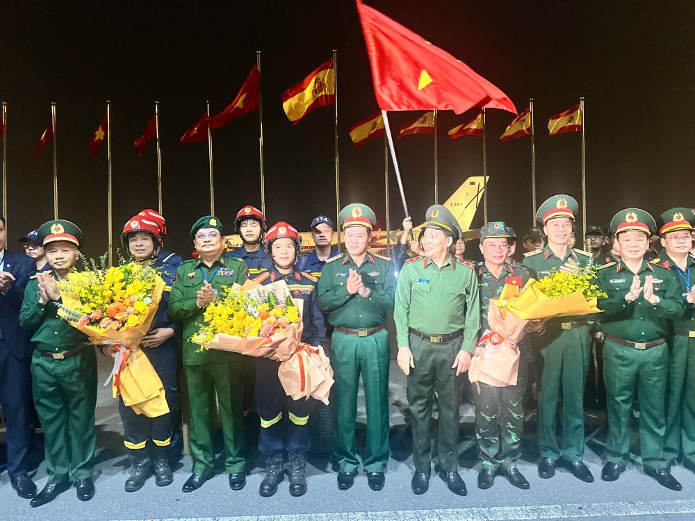 The Deputy Minister of National Defense and the Deputy Minister of Public Security welcomed the Vietnamese rescue team returning from Myanmar. Photo: Ai Van