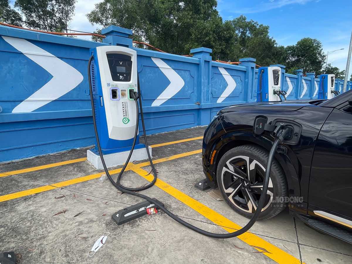 Hanoi ha asignado fondos para el desarrollo de estaciones de carga electrica en areas publicas. Ilustracion de la obra de Hye-Nguyen