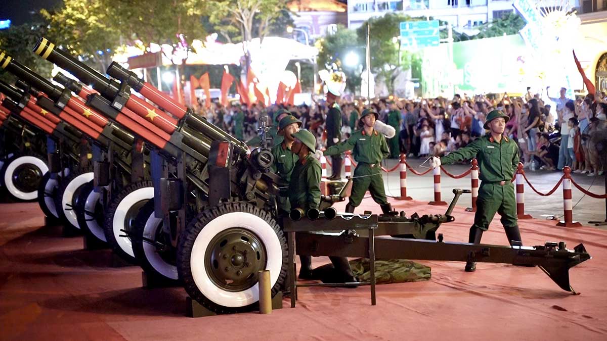 El mar de hombres se acerca a la bahia de White... para ver el ejercicio de cañonazo, a las 8:45 p.m