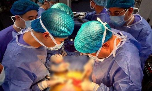 Thực hiện ca ghép thận tại Bệnh viện Đa khoa tỉnh Quảng Ninh. Ảnh: CDC Quảng Ninh