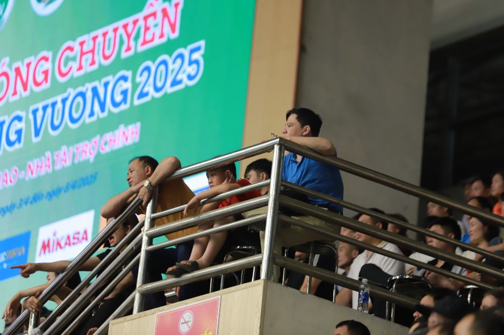 Co dong vien bam lan can xem tran chung ket.