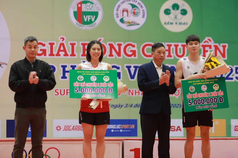 Lam Oanh (Binh chung Thong tin - TCT Dong Bac) va Dinh Van Duy (Bien Phong) nhan danh hieu chuyen hai xuat sac nhat giai.