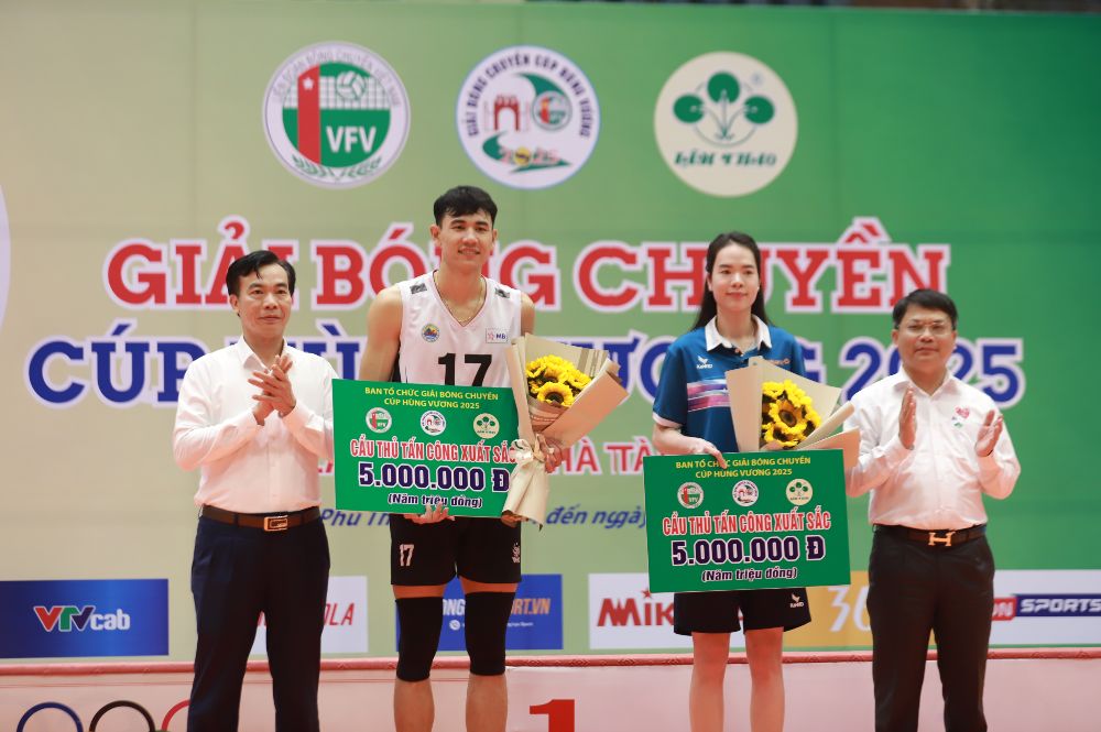Nguyen Ngoc Thuan (Bien Phong) va Nguyen Thi Bich Tuyen (LPB Ninh Binh) nhan danh hieu cau thu tan cong xuat sac nhat giai. Do co viec rieng khong the tham du le be mac nen dong doi Le Thanh Thuy da thay mat Bich Tuyen nhan giai.