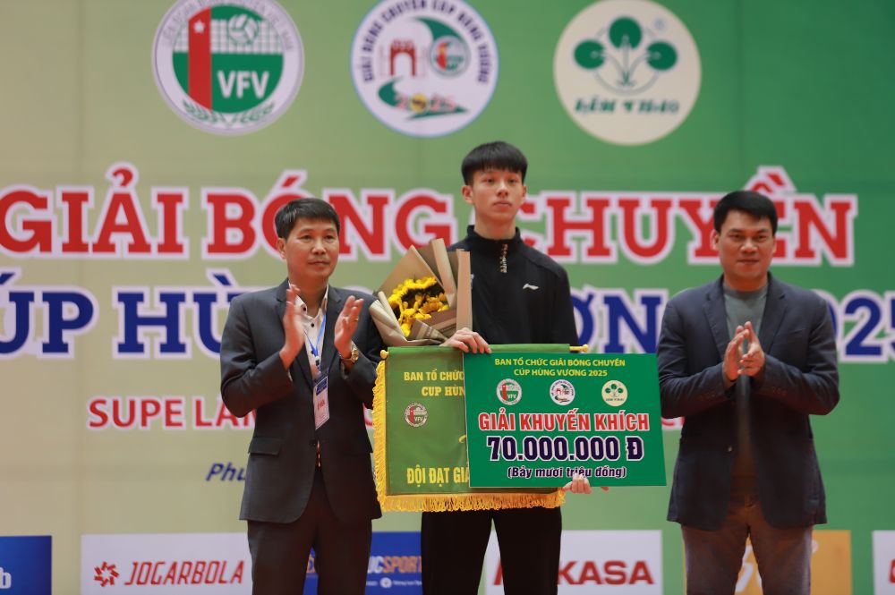 Dai dien doi nam Da Nang nhan giai khuyen khich noi dung nam.