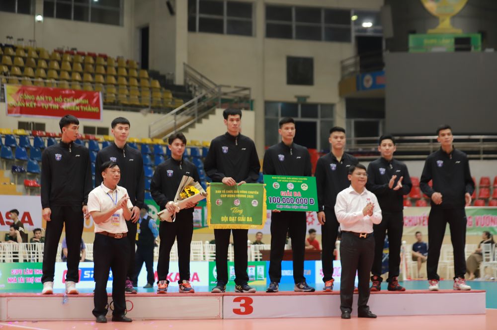Doi The Cong Tan Cang nhan giai ba.