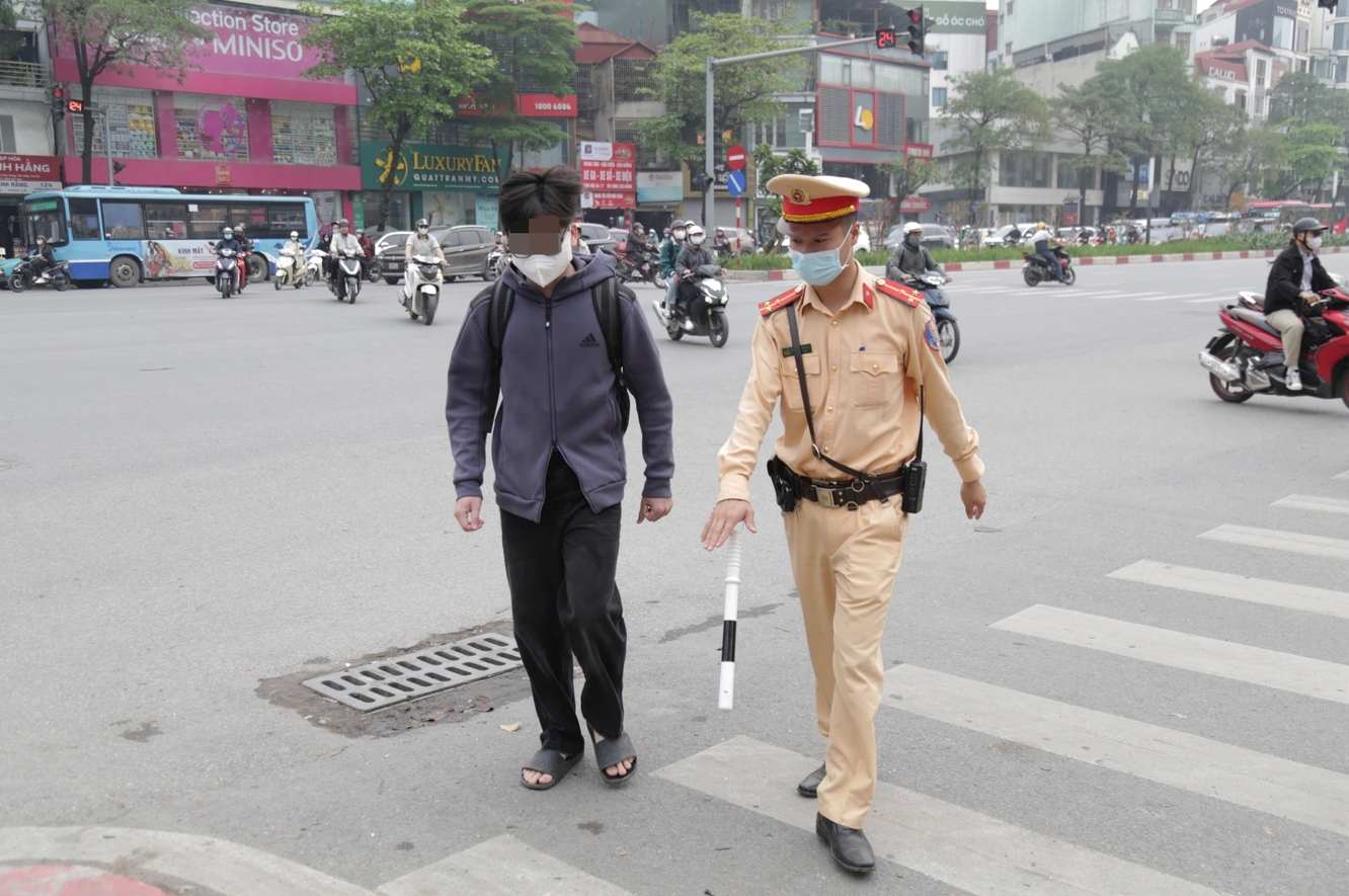 Traffic police fined a case of pedestrian violations. Photo: Chu Dung