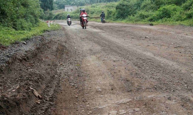 Nhiều đoạn Quốc lộ 29 hư hỏng nghiêm trọng