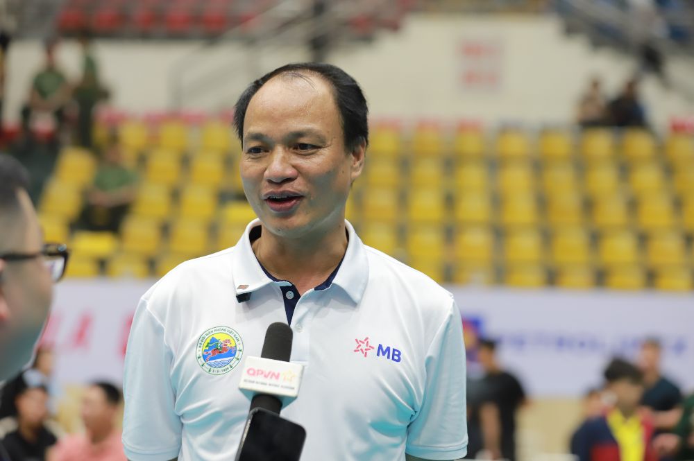 El entrenador Tran Dinh Tien compartio con el equipo masculino de Bien Phong el campeonato de la Copa Hung Vuong 2025. Imagen de Huang Hui