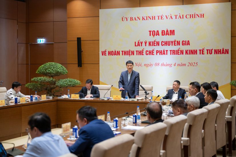 The Standing Committee of the Economic and Financial Committee organized a seminar to exchange expert opinions on perfecting private economic development institutions. Photo: Quochoi.vn