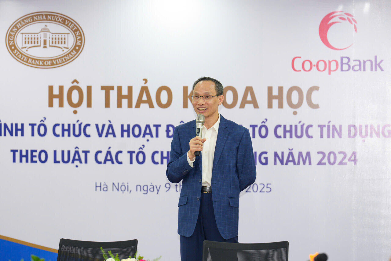 Dr. Can Van Luc spoke at the Scientific Conference to perfect the organization and operation model of credit institutions as cooperatives (CIs) according to the Law on Credit Institutions 2024. Photo: Anh Giap