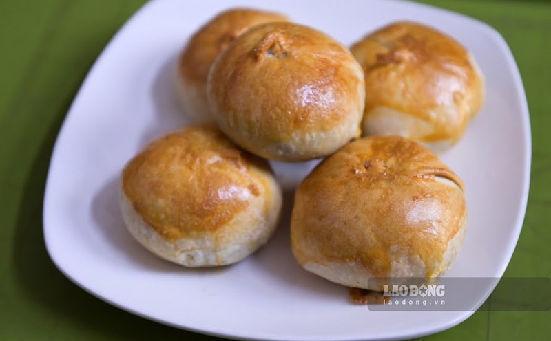 The banh toai to so - a specialty of Nam Dinh - have an eye-catching yellow color. Photo: Ha Vi