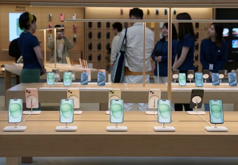 Apple has hired five aircraft carrying iPhones from India and China to the US to avoid Mr Trump's new tariffs. Photo: Xinhua