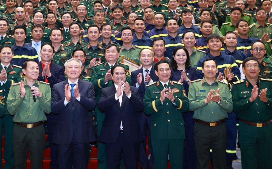 Politburo members: Prime Minister Pham Minh Chinh; Permanent Deputy Prime Minister Nguyen Hoa Binh; General, Minister of National Defense Phan Van Giang; General, Minister of Public Security Luong Tam Quang with delegates and forces participating in supporting Myanmar in overcoming the consequences of the earthquake attended the Commendation Ceremony on the afternoon of April 9. Photo: VNA