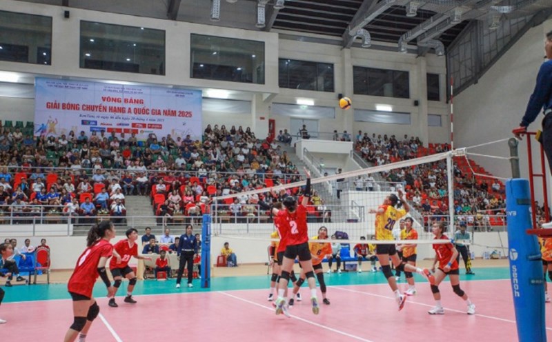 The A-class volleyball tournament is taking place excitingly. Photo: Hoang Thanh