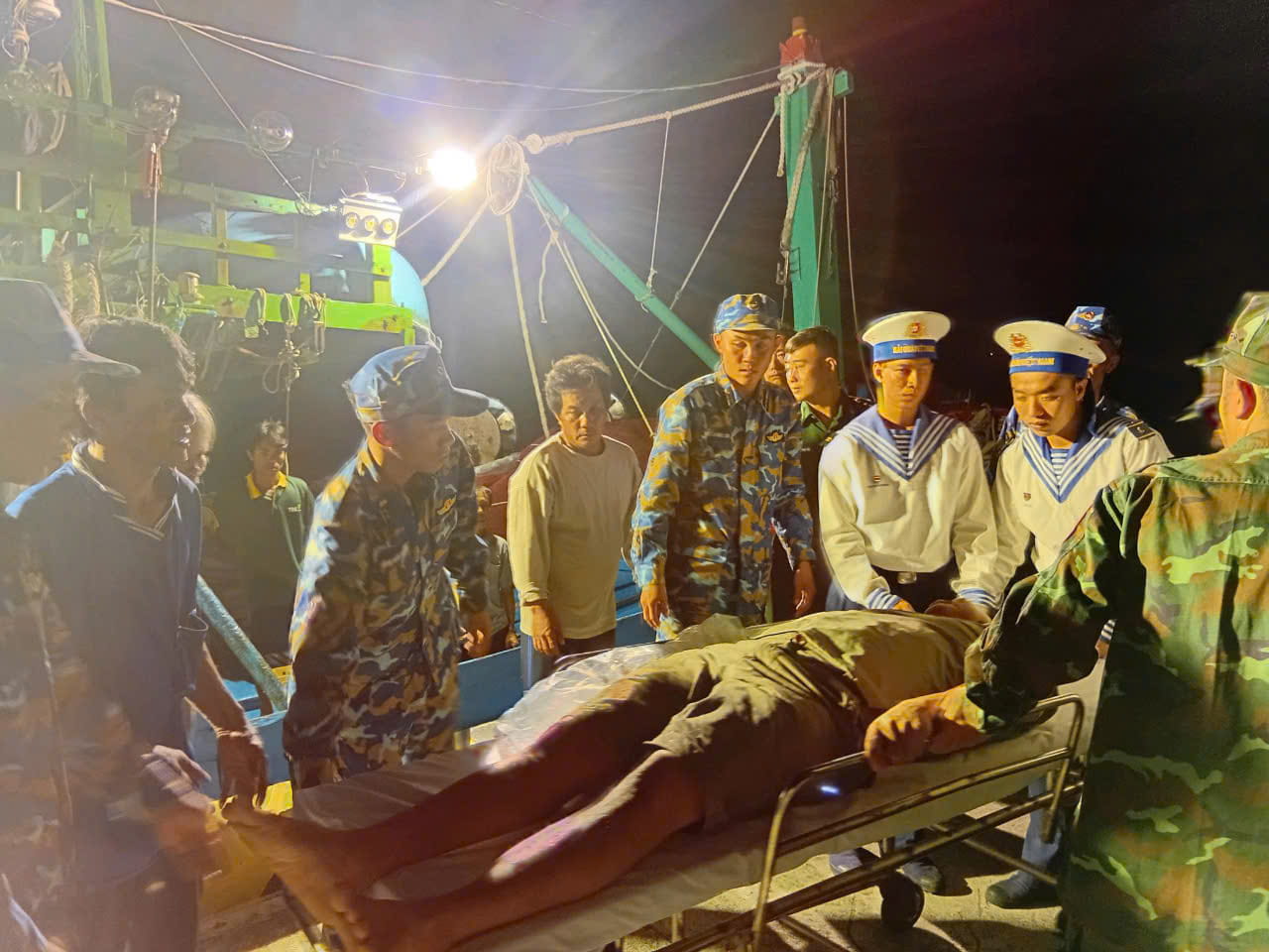 Fisherman Vinh Van Non had a crushed hand and had to be taken to Truong Sa Island for emergency care. Photo: Hoang Van Thao