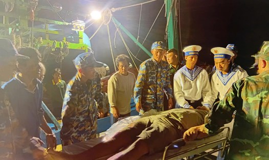 Ngư dân Vĩnh Văn Non bị dập nát bàn tay phải được đưa lên đảo Trường Sa cấp cứu. Ảnh: Hoàng Văn Thảo