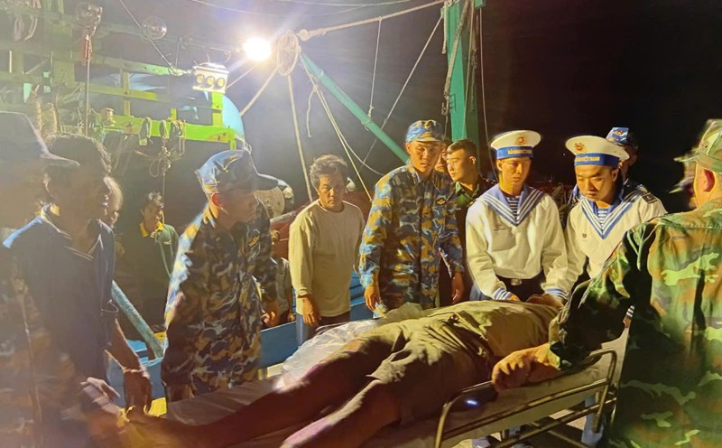 Fisherman Vinh Van Non had a crushed hand and had to be taken to Truong Sa Island for emergency care. Photo: Hoang Van Thao