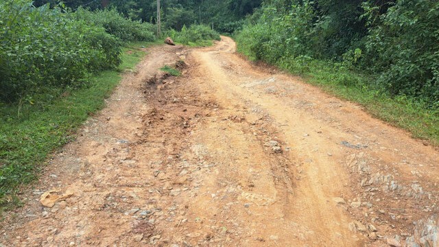 Son La Province acaba de emitir un plan para seleccionar un contratista para construir una carretera con un valor de mas de 10.9 mil millones de VND en las tierras altas del distrito de Thuan Chau. Foto: Minh Nguyen