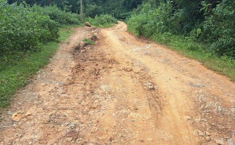 Son La province has just issued a plan to select a contractor to build a road with a value of more than 10.9 billion VND in the highlands of Thuan Chau district. Photo: Minh Nguyen