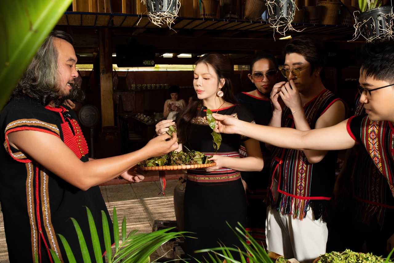 Ly Nha Ky interacted with people in Gia Lai. Photo: Provided by the artist.