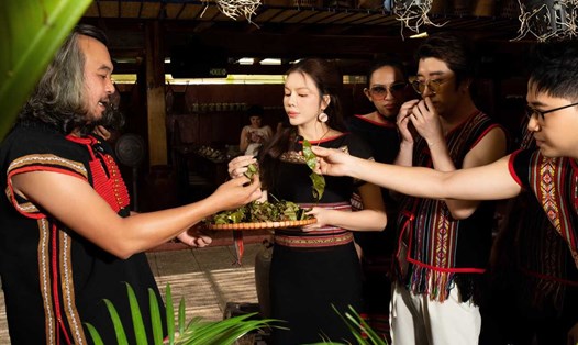 Lý Nhã Kỳ giao lưu với người dân ở Gia Lai. Ảnh: Nghệ sĩ cung cấp.