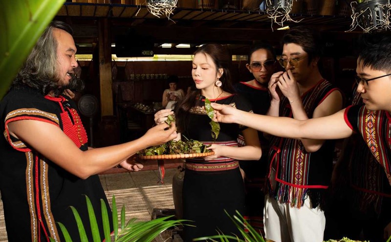 Ly Nha Ky interacted with people in Gia Lai. Photo: Provided by the artist.