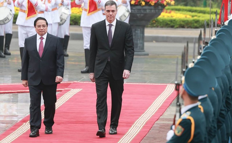 Politburo member and Prime Minister Pham Minh Chinh presided over the welcoming ceremony for Spanish Prime Minister Pedro Sanchez. Photo: Hai Nguyen