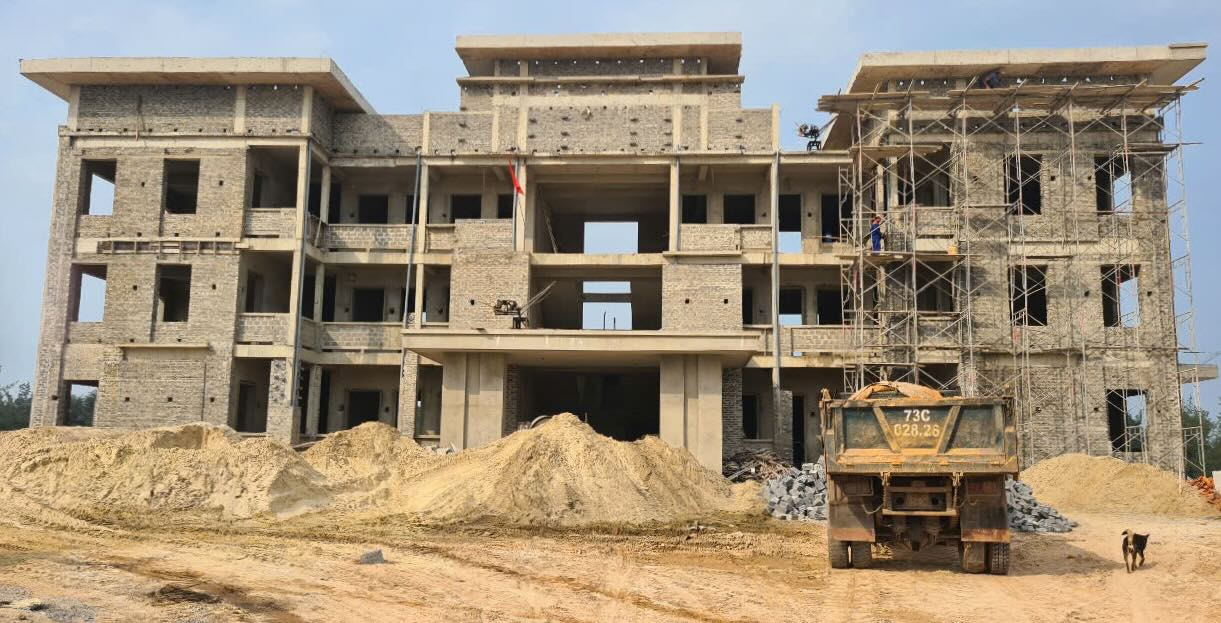 The Ngu Thuy Commune Headquarters Construction Project was restarted after a 1-month delay. Photo: Van Quang