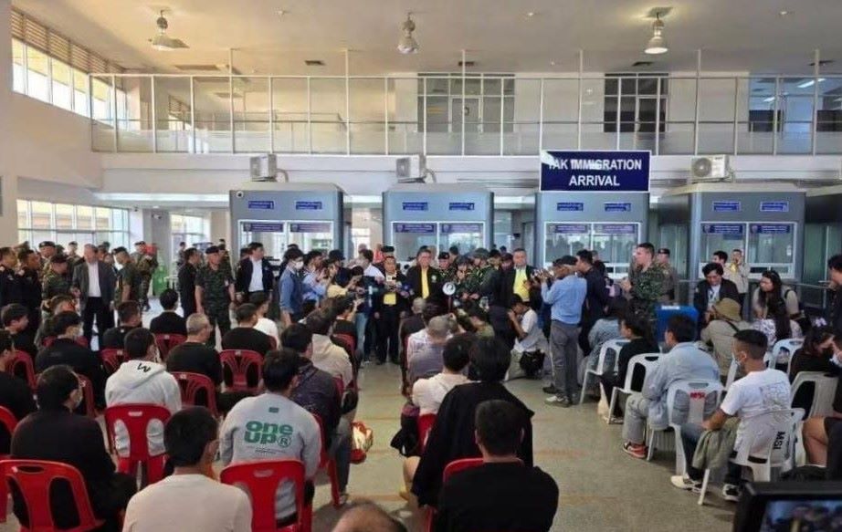 Tailandia recibe a 61 personas presuntamente victimas de trata de personas y actividades fraudulentas en Myanmar, 6 de febrero de 2025. Imagen de la agencia Xinhua