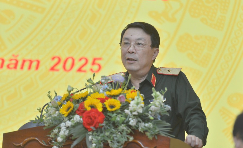 Major General Nguyen Xuan Thuy - Deputy Director of the Propaganda Department, General Department of Politics of the Vietnam People's Army - spoke at the conference. Photo: Tran Vuong