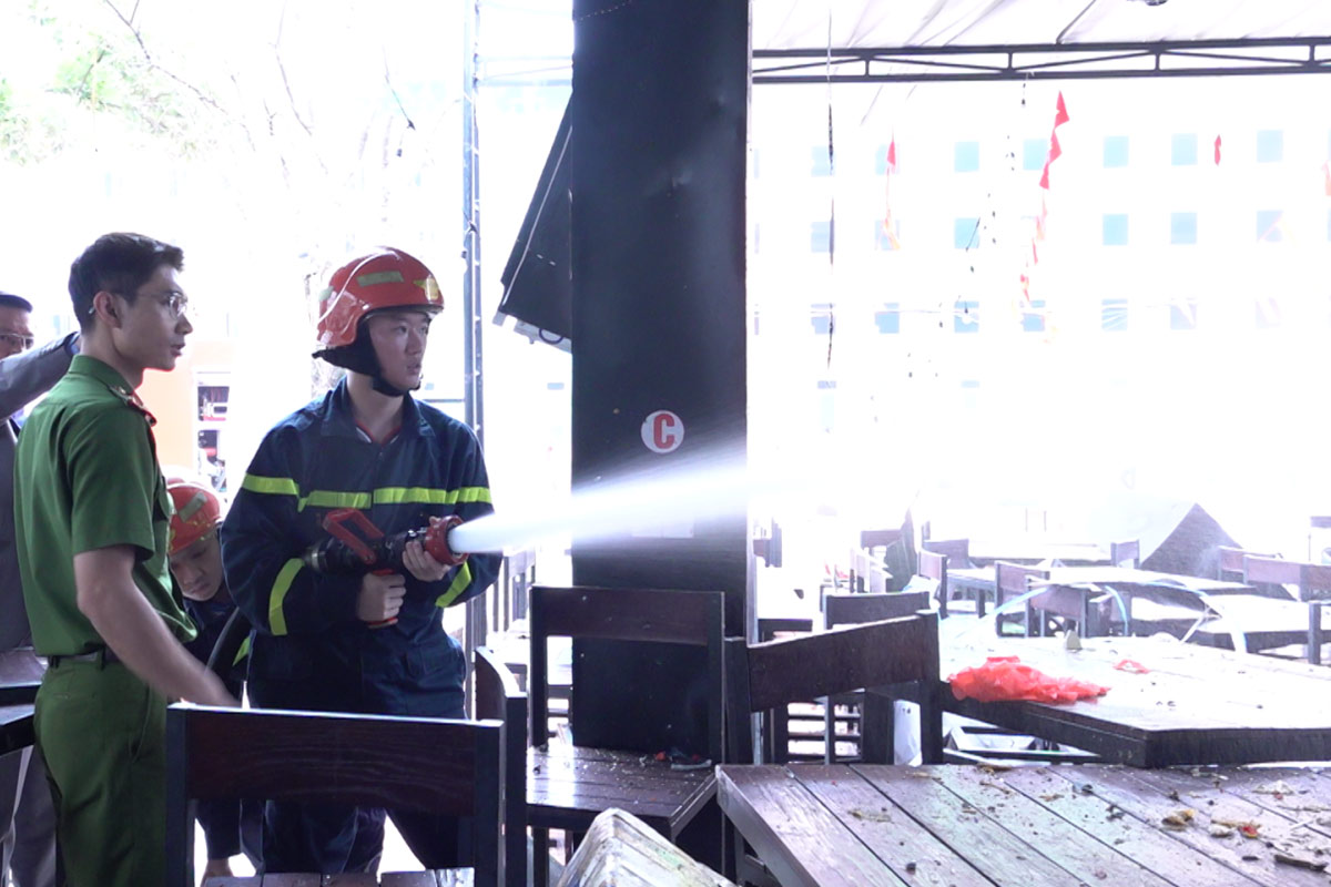 The police force of the Fire Prevention and Rescue Police Department of Quang Ninh Province Police deployed to put out the fire. Photo: Cam Pha Portal