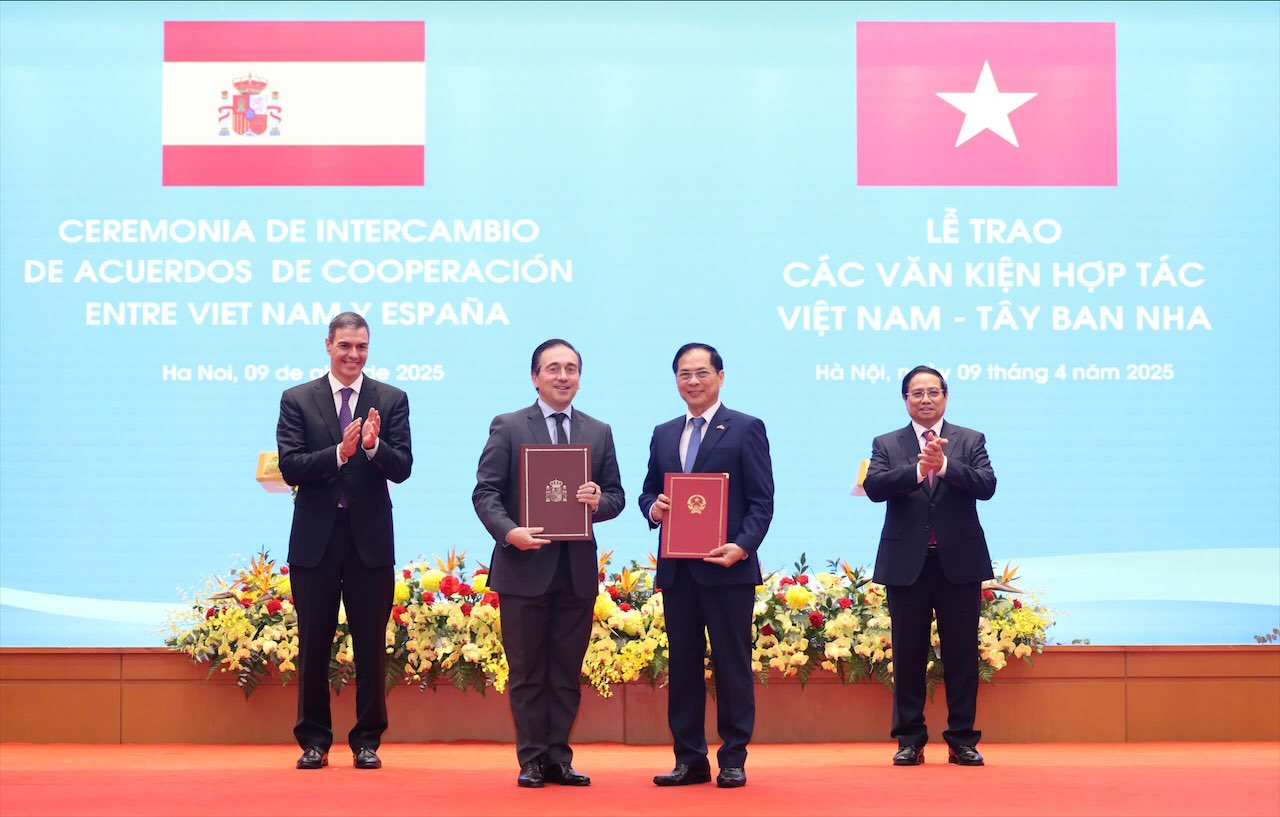 Politburo member, Prime Minister Pham Minh Chinh and Spanish Prime Minister Pedro Sanchez witnessed the handover ceremony of the Memorandum of Understanding on cooperation and political consultation between the Ministry of Foreign Affairs of Vietnam and the Ministry of Foreign Affairs, the European Union and Spanish Cooperation. Photo: Hai Nguyen