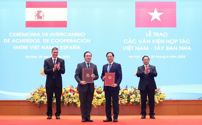 Politburo member, Prime Minister Pham Minh Chinh and Spanish Prime Minister Pedro Sanchez witnessed the handover ceremony of the Memorandum of Understanding on cooperation and political consultation between the Ministry of Foreign Affairs of Vietnam and the Ministry of Foreign Affairs, the European Union and Spanish Cooperation. Photo: Hai Nguyen