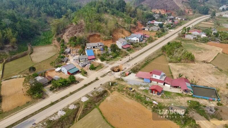 People are worried about the subsidence hole appearing on National Highway 3B. Photo: Lam Thanh