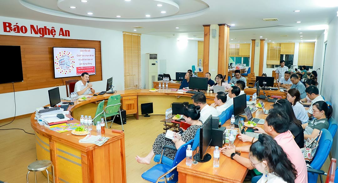 Bao Nghe An tap huấn nghiep vu về tuyen truyen công tac xây dựng Dang tai toa soan hoi tu. Anh: Thanh Duy